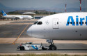 ep un avion de air europa remolcado por la pista en la terminal 4 del aeropuerto de madrid-barajas