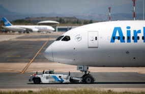 ep un avion de air europa remolcado por la pista en la terminal 4 del aeropuerto de madrid-barajas