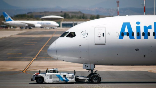 ep un avion de air europa remolcado por la pista en la terminal 4 del aeropuerto de madrid-barajas