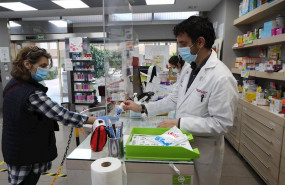ep un farmaceutico vende un bote de solucion hidroalcoholica en su farmacia durante el segundo mes