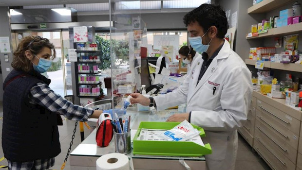 ep un farmaceutico vende un bote de solucion hidroalcoholica en su farmacia durante el segundo mes