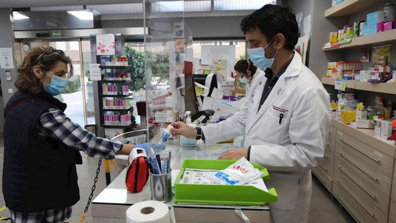 Un farmacéutico vende un bote de solución hidroalcohólica en su farmacia durante el segundo mes de confinamiento, en Madrid (España) a 20 de abril de 2020. | Marta Fernández Jara - Europa Press ep un farmaceutico vende un bote de solucion hidroalcoholica en su farmacia durante el segundo mes