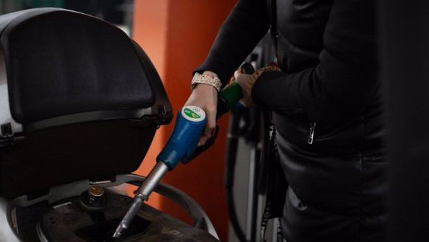 ep un hombre reposta gasolina a su moto en una gasolinera de barcelona