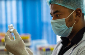 ep un medico manipulando una vacuna del coronavirus