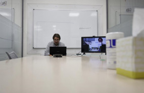 ep un profesor da una clase de forma telematica en una academia