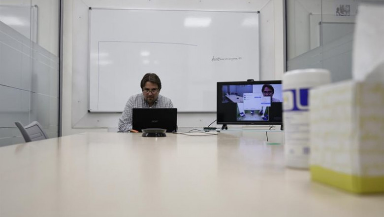 Un profesor da una clase de forma telemática en una academia | Jesús Hellín - Europa Press - Archivo ep un profesor da una clase de forma telematica en una academia