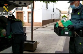 ep una patrulla de la guardia civil entrega alimentos