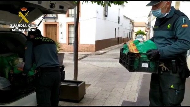 ep una patrulla de la guardia civil entrega alimentos
