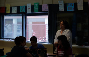 ep una profesora imparteclaseaulaun colegio