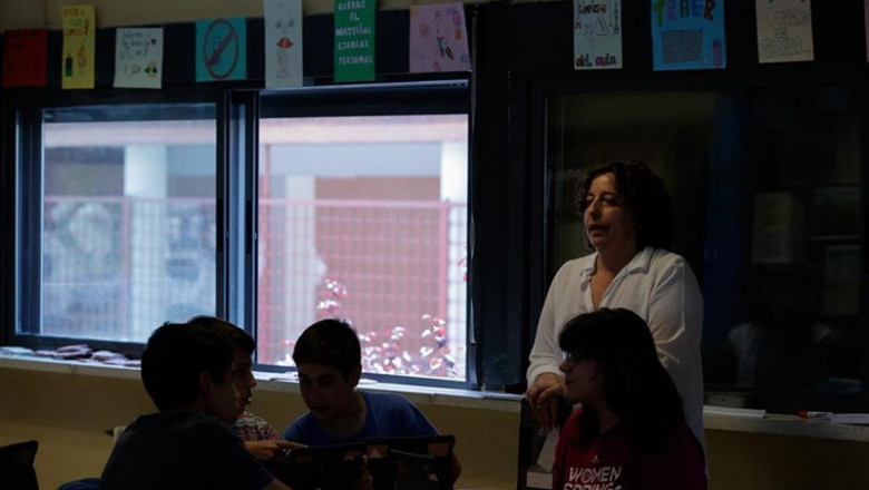 Una profesora imparte una clase en el aula de un colegio. | EUROPA PRESS - Archivo ep una profesora imparteclaseaulaun colegio