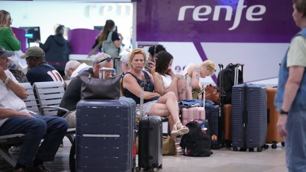 ep varias personas en la estacion de sants