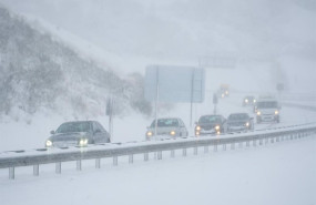 ep varios coches conducen por una carretera cubierta de nieve a 18 de enero de 2023 en cantabria ep varios coches conducen por una carretera cubierta de nieve a 18 de enero de 2023 en cantabria