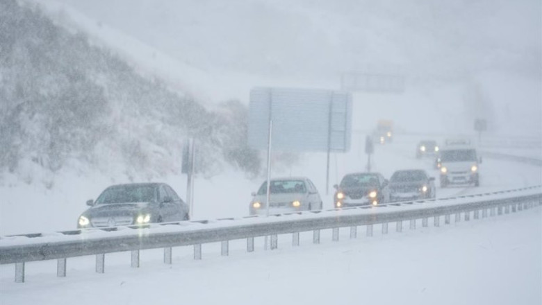 ep varios coches conducen por una carretera cubierta de nieve a 18 de enero de 2023 en cantabria ep varios coches conducen por una carretera cubierta de nieve a 18 de enero de 2023 en cantabria