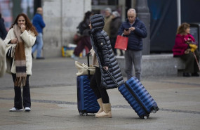 ep varios turistas en el centro de la ciudad a 4 de diciembre de 2025 en madrid espana la comunidad