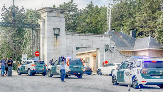 ep vehiculos de la guardia civil entran en el valle de los caidos tras su cierre la basilica se ha