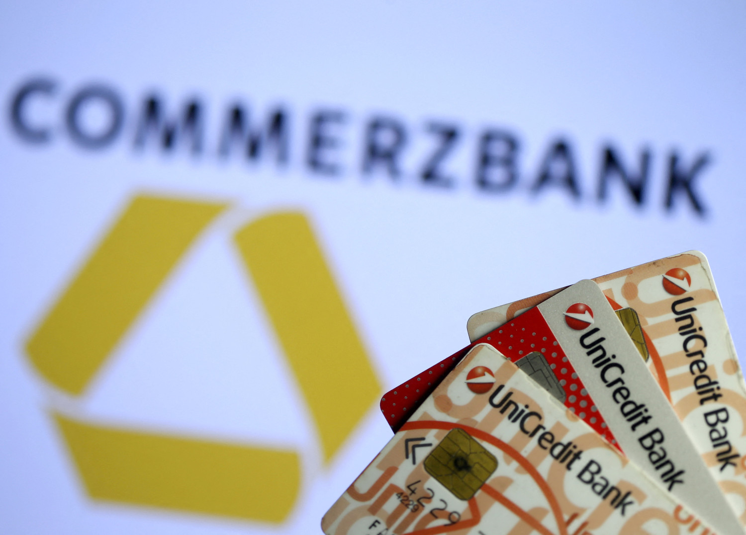 illustration du logo de commerzbank et de cartes de credit unicredit illustration du logo de commerzbank et de cartes de credit unicredit