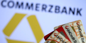 illustration du logo de commerzbank et de cartes de credit unicredit 