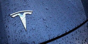 un vehicule electrique tesla a drogenbos en belgique 20250225182408 