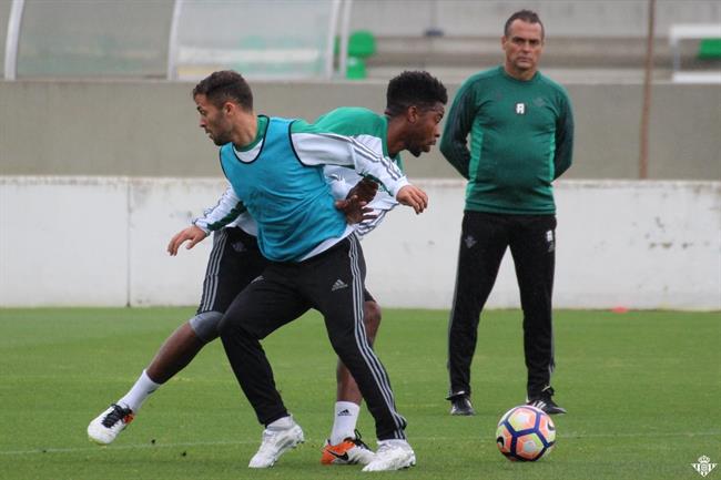Alexis Trujillo supervisa el entrenamiento del Betis | REAL BETIS ep alexis trujillo supervisaentrenamientobetis