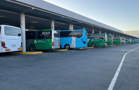ep archivo   autobuses estacionados en los andenes de la estacion de autobuses de granada