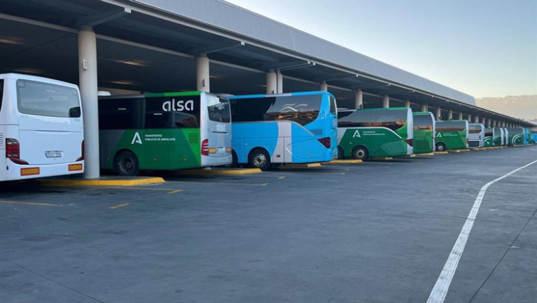 ep archivo   autobuses estacionados en los andenes de la estacion de autobuses de granada