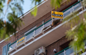 ep archivo   cartel de alquiler de un piso en un edificio