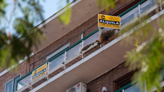 ep archivo   cartel de alquiler en un edificio de la capital 20250318125004