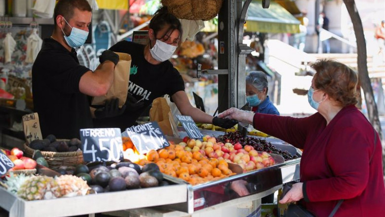 Iván Terrón - Europa Press - Archivo ep archivo dos trabajadores de una fruteria del mercado central de valencia atienden a una clienta