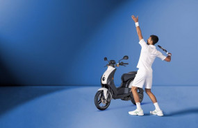ep archivo   el tenista novak djokovic junto al scooter e ludix