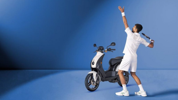 ep archivo   el tenista novak djokovic junto al scooter e ludix