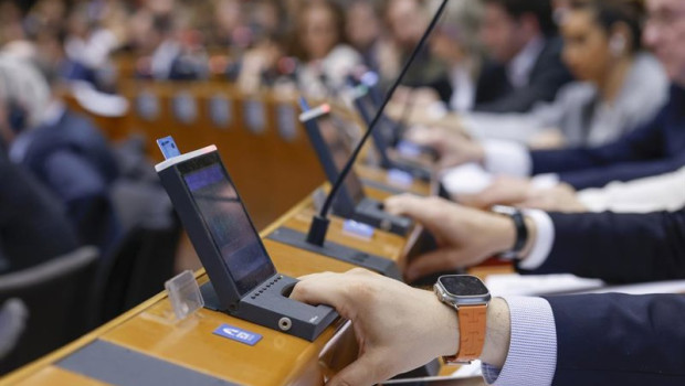 ep archivo   eurodiputados votan en una sesion plenaria celebrada en bruselas