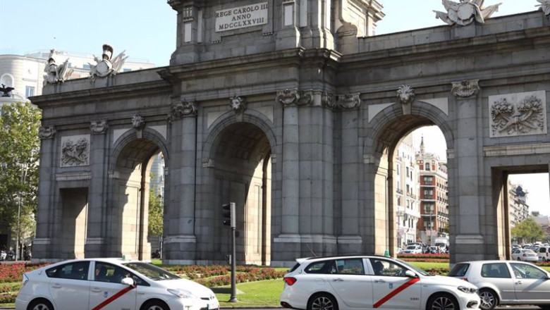 ep archivo imagen de recurso de varios taxis a su paso por la puerta de alcala en la ciudad de ep archivo imagen de recurso de varios taxis a su paso por la puerta de alcala en la ciudad de