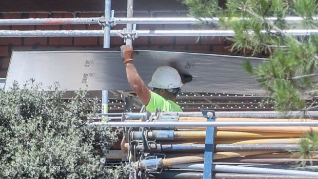 ep archivo   un trabajador de la construccion en una obra a 2 de agosto de 2023 en madrid espana