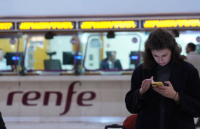 ep archivo   una persona espera en la estacion de sants a 26 de enero de 2026 en barcelona catalunya