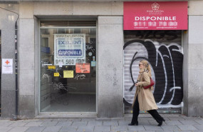 ep archivo   una persona pasa por delante de un comercio cerrado