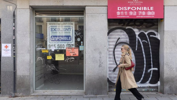 ep archivo   una persona pasa por delante de un comercio cerrado