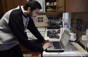 ep archivo   una persona teletrabaja en la cocina de su domicilio a 29 de diciembre de 2021 en
