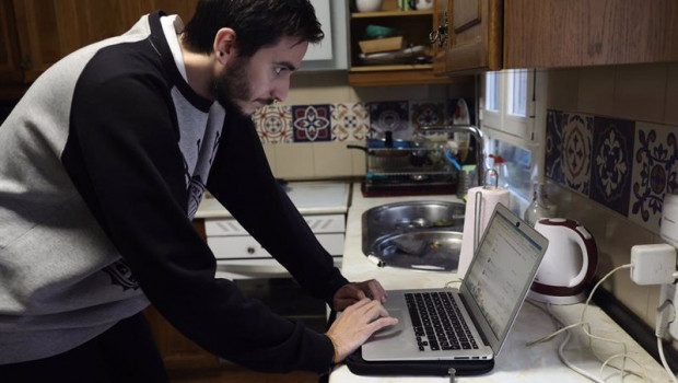 ep archivo   una persona teletrabaja en la cocina de su domicilio a 29 de diciembre de 2021 en