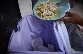 ep archivo   una persona tira comida a la basura a 17 de agosto de 2023 en madrid espana cada ano