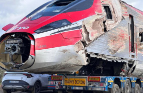 ep archivo   uno de los vagones del iryo accidentado en adamuz es transportado por una grua a 23 de