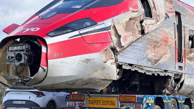 ep archivo   uno de los vagones del iryo accidentado en adamuz es transportado por una grua a 23 de