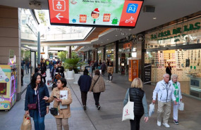 ep archivo   varias personas de compras en un centro comercial
