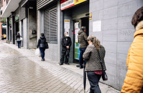 ep archivo   varias personas en una oficina de empleo