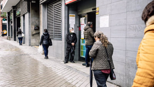 ep archivo   varias personas en una oficina de empleo