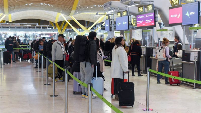 ep archivo varias personas esperan para embarcar y facturar en la zona de salidasterminal 4 del ep archivo varias personas esperan para embarcar y facturar en la zona de salidasterminal 4 del
