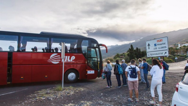 ep archivo   varias personas hacen cola para subir a un autobus para turistas que se dirige a la