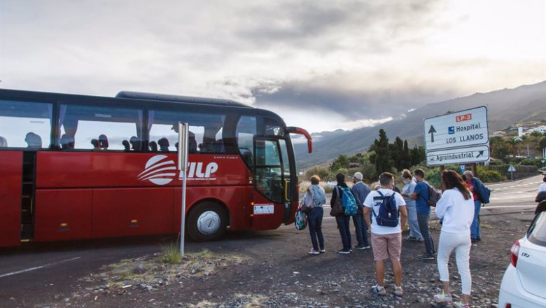 Archivo - Varias personas hacen cola para subir a un autobús para turistas que se dirige a la iglesia de Tajuya, a 29 de octubre de 2021, en La Palma, Canarias (España). El Cabildo de La Palma y la dirección del Pevolca han puesto en marcha este puente de | Europa Press - Archivo ep archivo varias personas hacen cola para subir a un autobus para turistas que se dirige a la