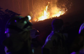 ep bomberos trabajan en labores de extincion y control del fuego en la aldea de rexa a 15 de