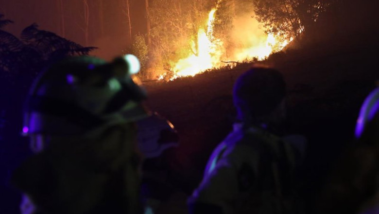 ep bomberos trabajan en labores de extincion y control del fuego en la aldea de rexa a 15 de