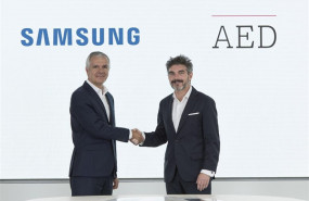 ep celestino garcia vicepresidente corporativosamsung espanaportugal izquierda ydirector generalaed xavier gangonells